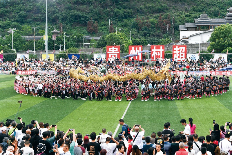 榕江县村超现场群众跳起大团结舞 （通讯员 杨文舒 摄