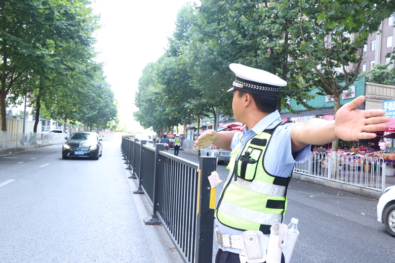 2、交警在优品城邦片区道路执勤。