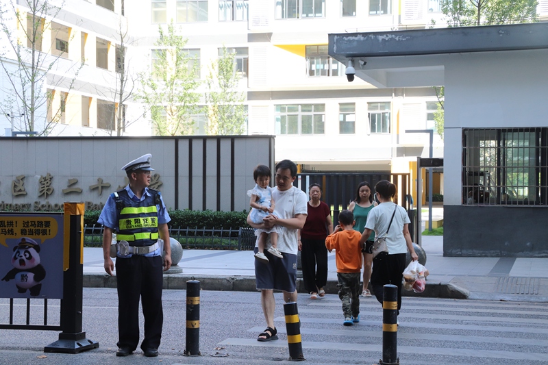 3、交警在学校门口执勤。