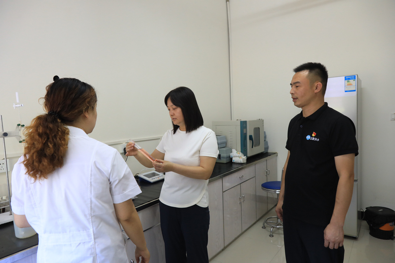 龙里县霄龙实业集团纪委正在开展日常监督工作。