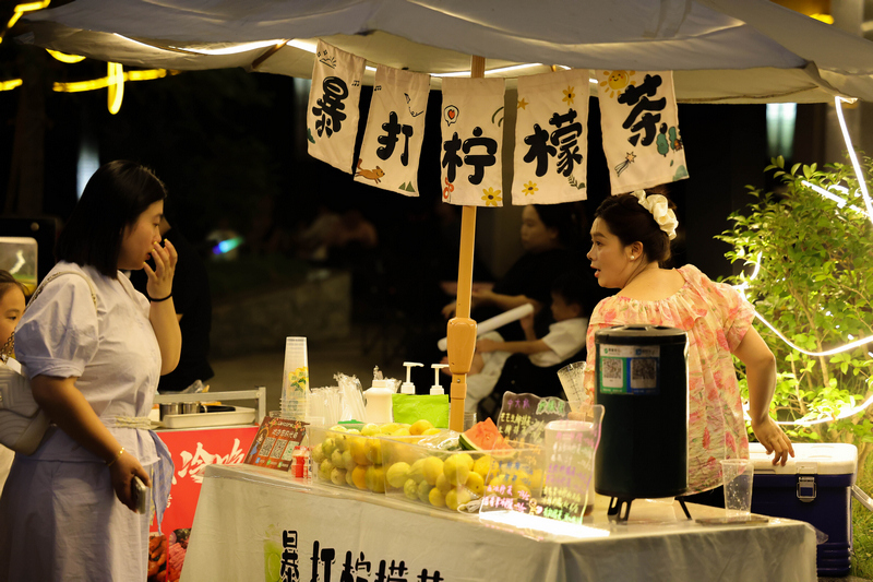 2026年7月25日，在贵州省铜仁市玉屏侗族自治县皂角坪街道茅坪村，市民在购买水果茶。