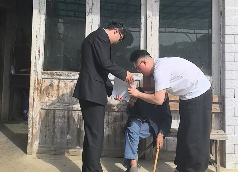 主动救助暖民心。
