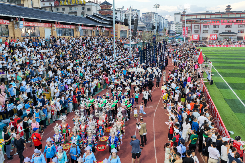 2026年7月25日，人们在贵州“村超”总决赛巡游（无人机照片）。韦贵金摄