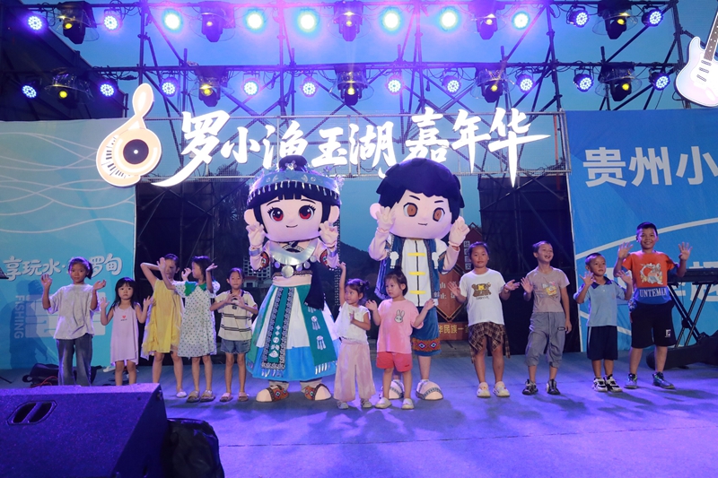 孩子们和罗小渔IP玩偶合影.jpg