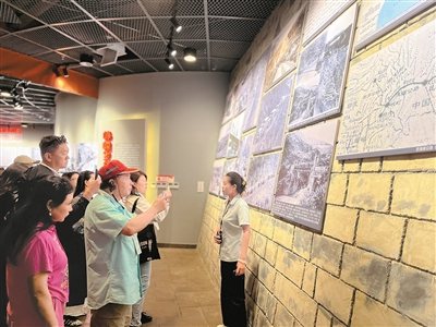 图为海外华媒代表参观晴隆县二十四道拐抗战博物馆。