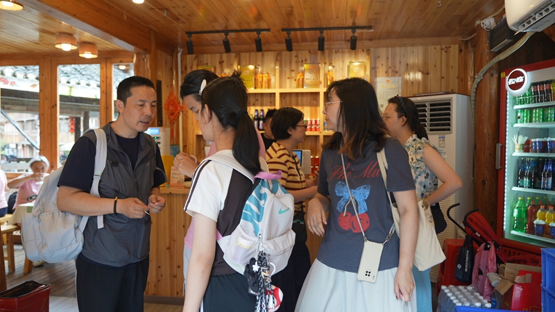黔东南州持续擦亮用好“村”字号IP，暑假迎大湾区游客热潮。吴义环摄