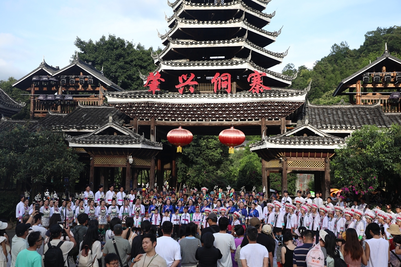 黔东南州持续擦亮用好“村”字号IP，暑假迎大湾区游客热潮。吴义环摄
