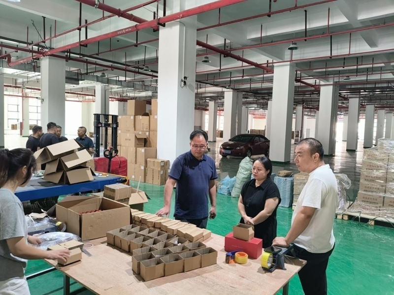 独山县广大干部以脚步丈量民情。