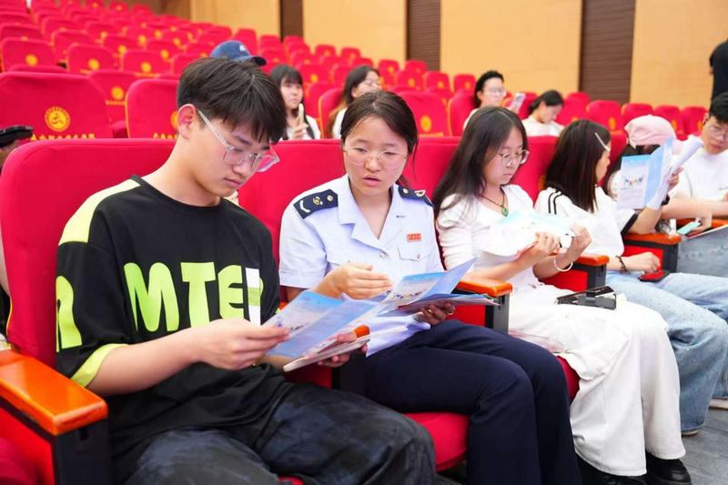 圖為稅務干部向六盤水市職業技術學院學生講解創業優惠政策。毛忠崟攝