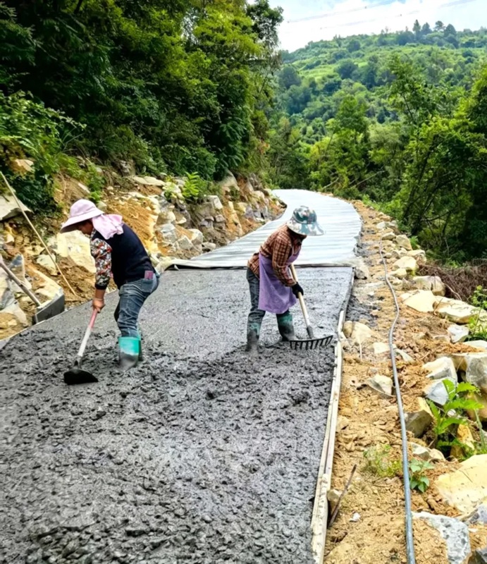 习酒镇临江村产业路修建。任思宇 摄