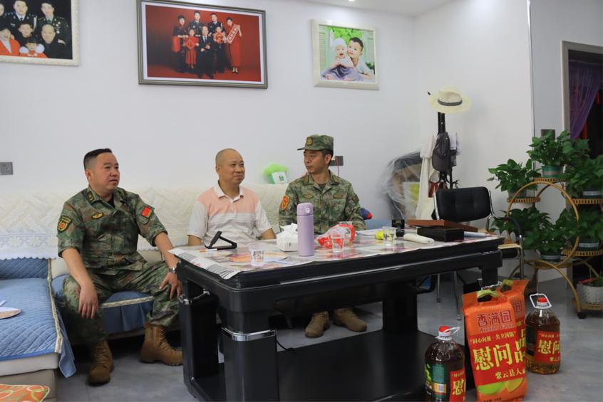 紫云县人武部入户走访慰问。