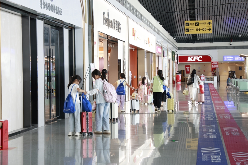 1、遵义茅台机场暑期旅游、探亲、学生返程客流增加。.JPG