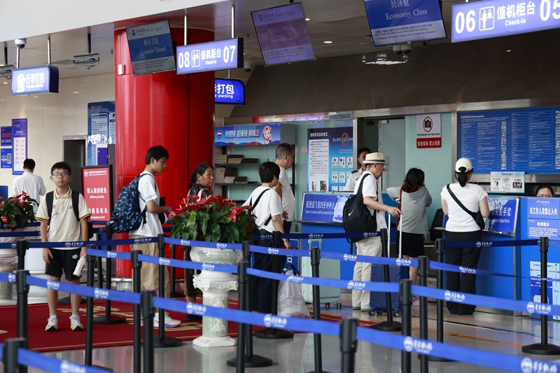 3、遵义茅台机场航站楼，大厅内客流有序、值机、安检秩序井然。 .JPG