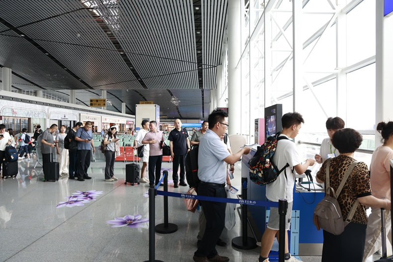 4、遵义茅台机场航站楼，乘客有序登机。.JPG