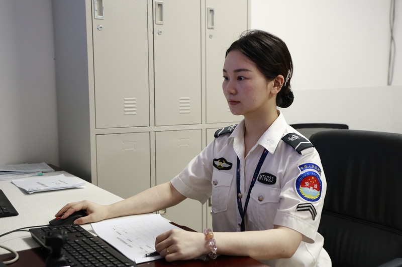 5、在茅台机场，值班人员正在查看监控。.JPG