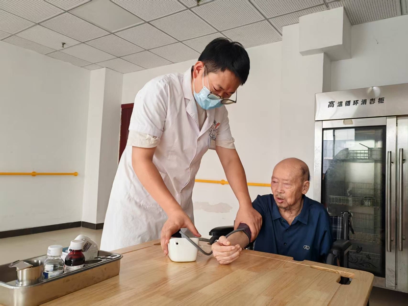 医务人员给老人量血压.jpg