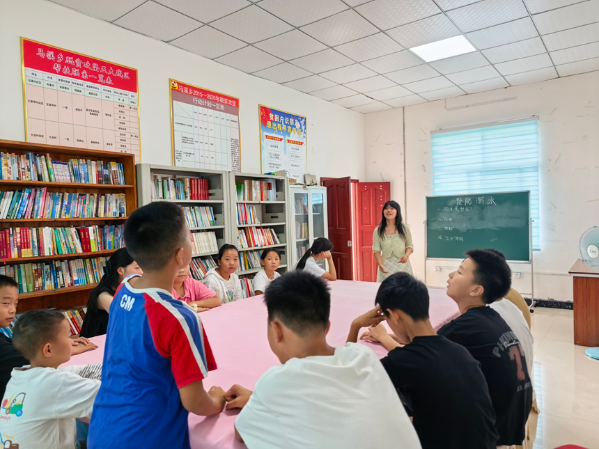 志愿者与儿童问答交流互动。