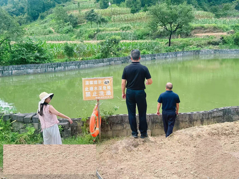 松桃松江街道社区两委干部排查山塘，设置防溺水标牌、救生设施。