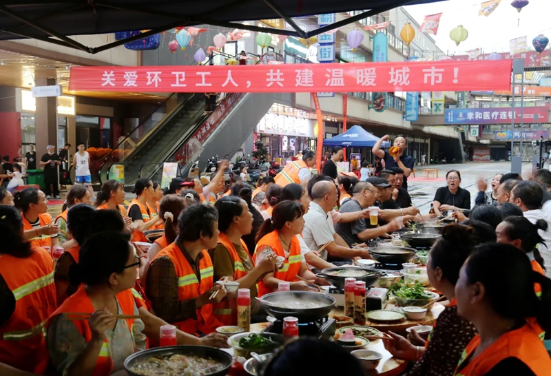 暖心公益宴开席,百余名环卫工开怀共享火锅。罗利飞 摄.jpg