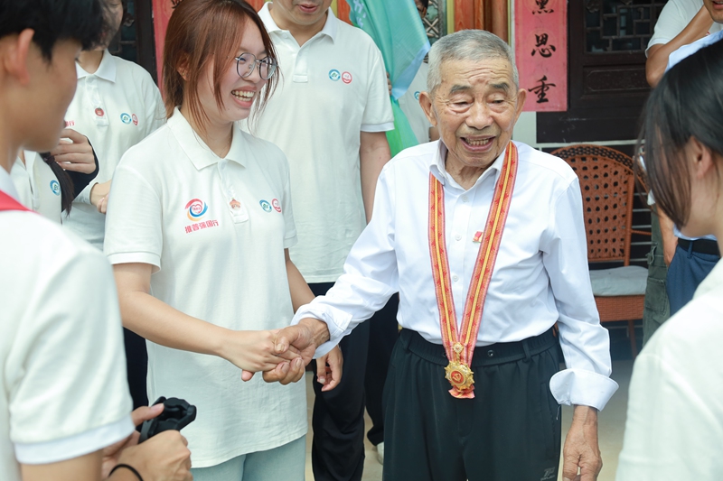 5、聆听黄大发谆谆教诲。