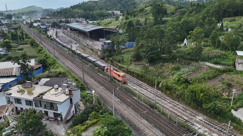 六枝站至大弯镇站粉煤灰循班列驶出四角田专用线1.jpg
