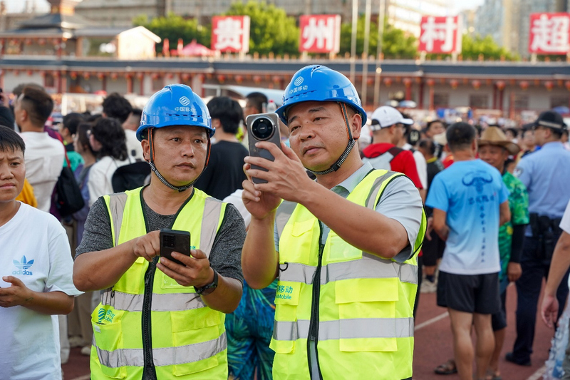 贵州移动工作人员现场测试网络，确保网络流畅。