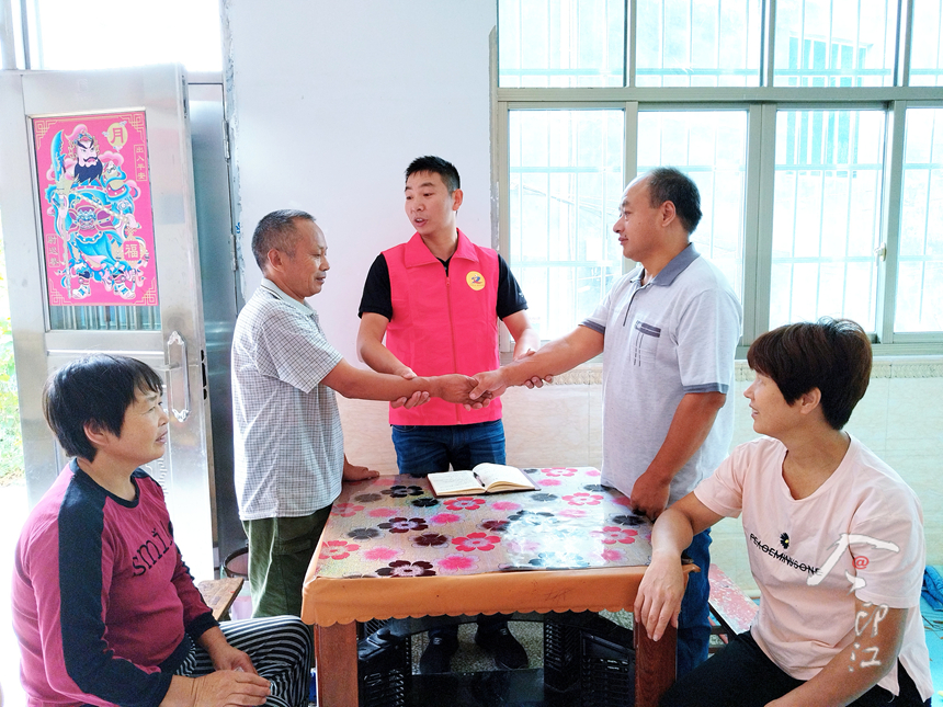 干部入户化解矛盾纠纷。
