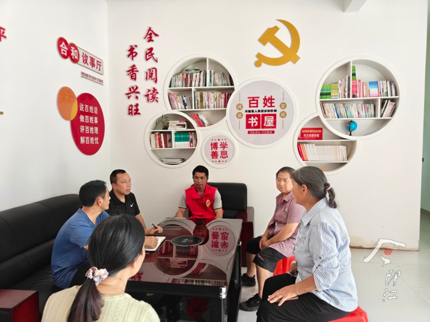 村干部与村民交谈。