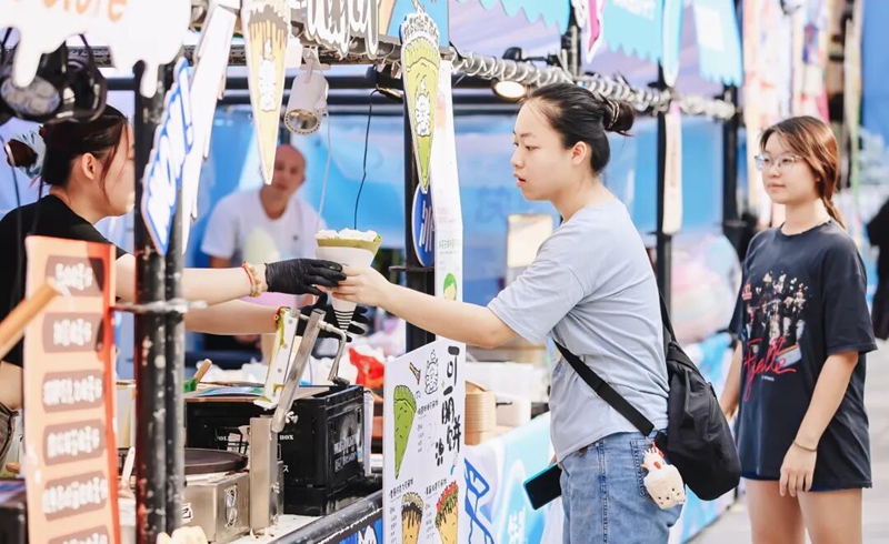 8、市民在市集购买美食。.jpg