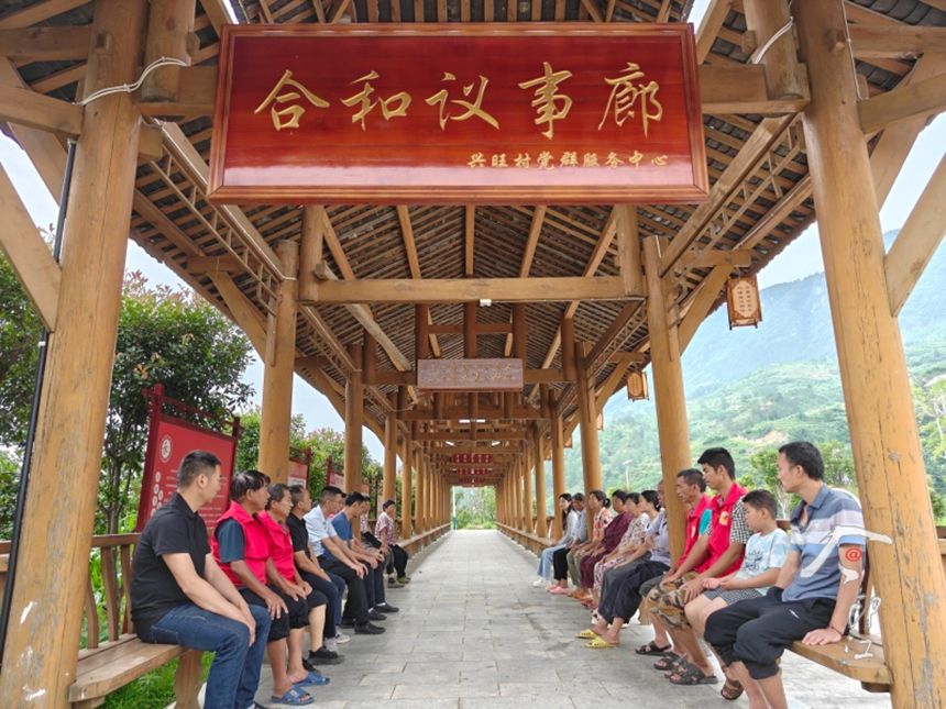 兴旺村利用“合和议事廊”听取民意。