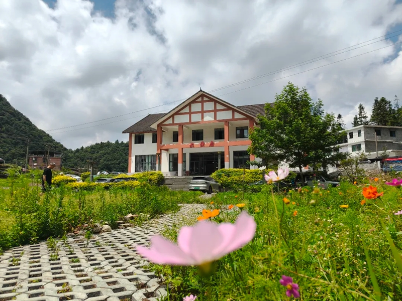 1、群山环抱民宿花开遍地。胡倩 摄.jpg