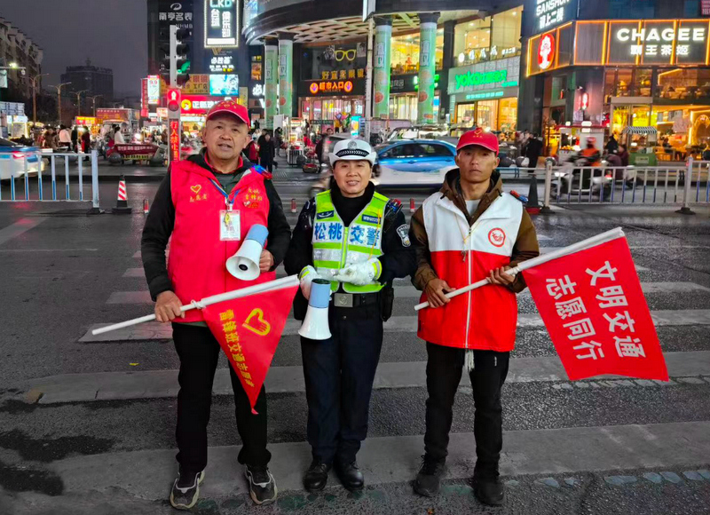 松桃自治县雷锋班志愿者协助开展交通文明劝导。