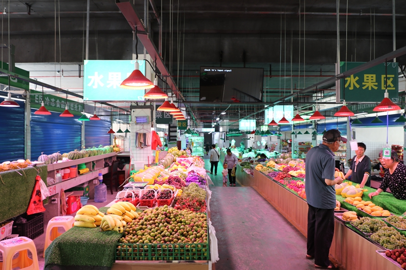 開磷城農貿市場規范有序的水果攤區.jpg