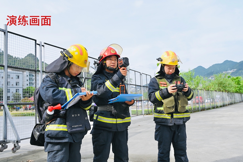 2、侦察员利用热成像仪持续监控罐壁温度。.jpg