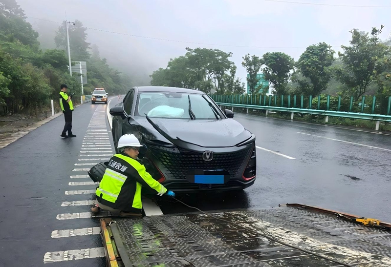 01图说：2026年6月23日，在G7521渝筑高速羊青段遵义往贵阳方向K297上行处救援一辆一型事故客车。.jpg