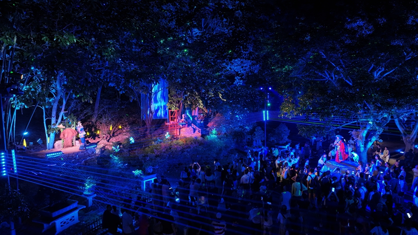 夜游黄果树。董红宇摄
