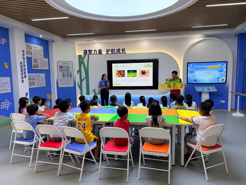 德龍三居法制課堂，孩子們正在上課。吳狄維石攝.jpg