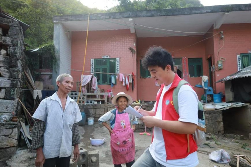 图为实践队成员正在调研村民