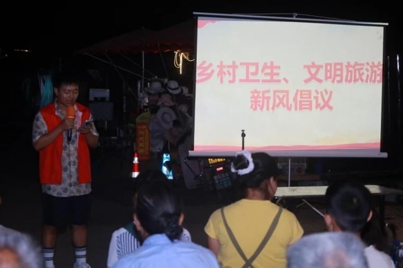 实践队成员发起乡村卫生、文明旅游新风倡议