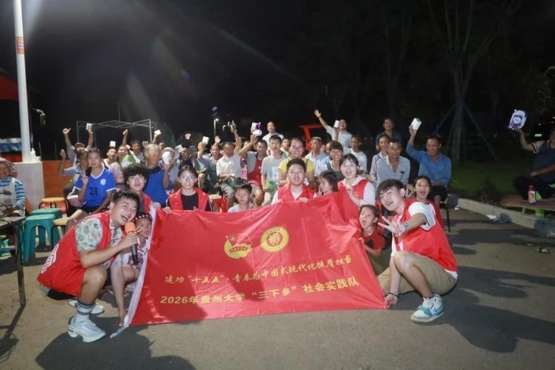 实践队成员与乡亲们合影