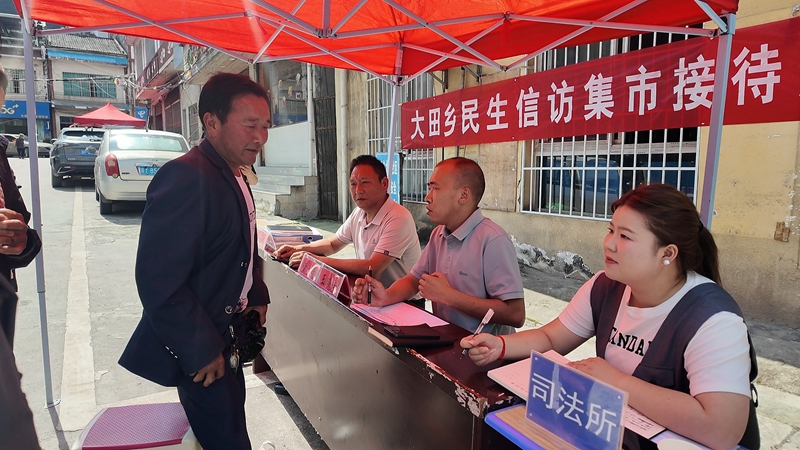 干部正在耐心聽取村民的反映 王方 攝.jpg