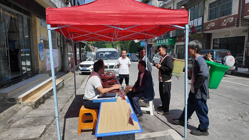 干部正在耐心听取村民的反映 王方 摄 (3).jpg