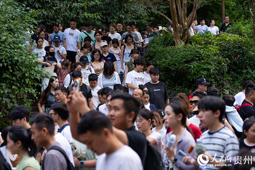 游客在黔灵山公园内游览。人民网记者 涂敏摄