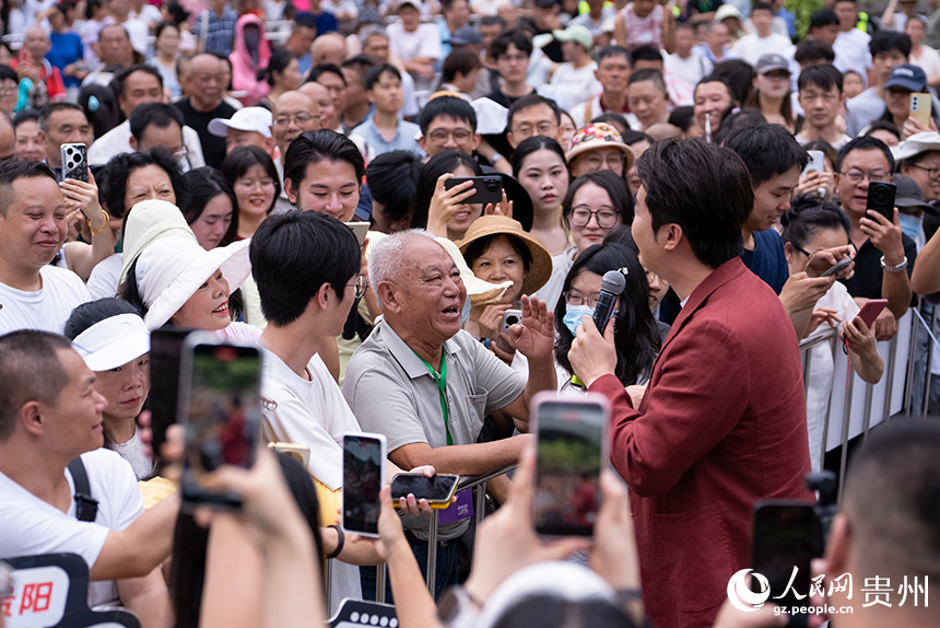 黔灵好市·龚琳娜张英席贵阳邻里音乐会现场。人民网记者 涂敏摄
