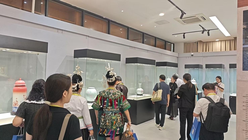 2 参会代表在会议间隙在贵州民族大学陶瓷艺术馆进行参观交流