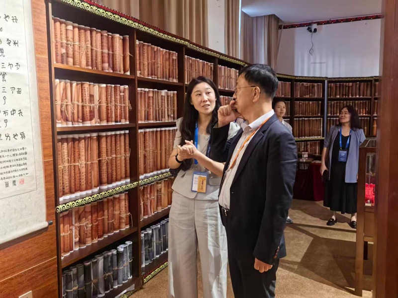3 参会代表会后在参观贵州民族大学彝族文化馆时进行交流