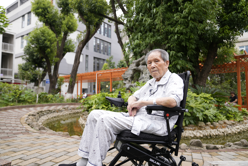 百歲老人薛榮。