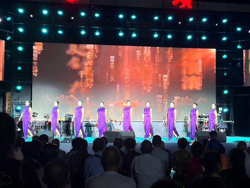 3、紫衣旗袍款款登台，演绎东方雅致书简风华。何小露 摄.jpg