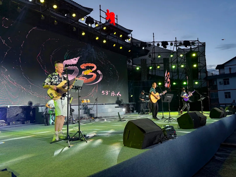 4、摇滚乐曲燃动全场氛围。何小露 摄.jpg