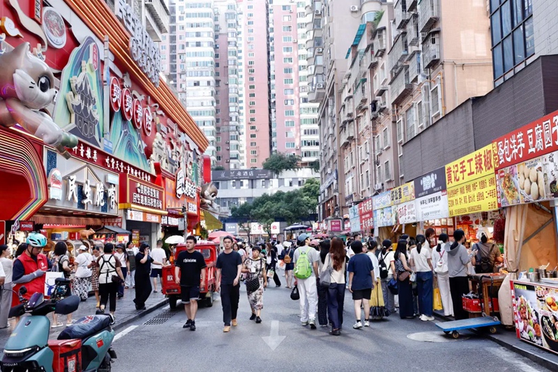 民生路小吃街人潮涌动。